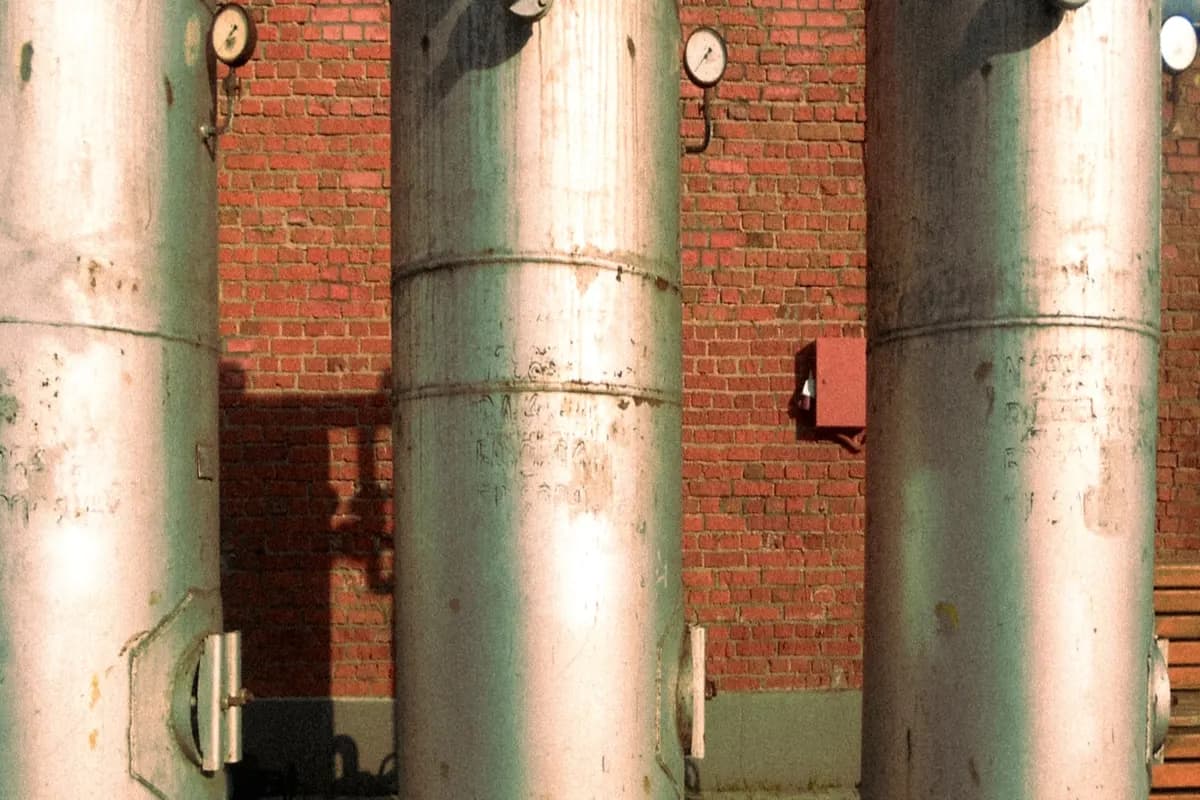 Kazan dairesinde manometreli sıcak su tankları